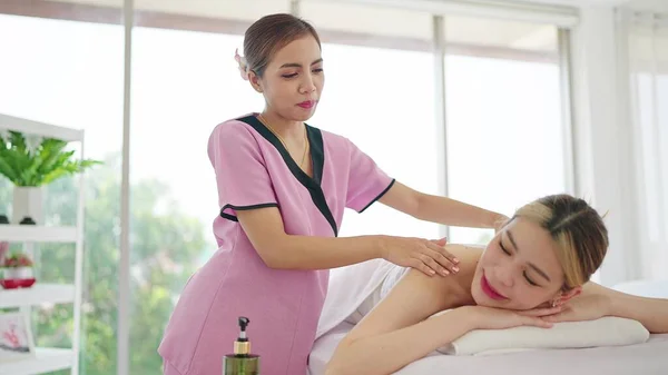 Massaggiatrice Asiatica Massaggiante Posteriore Della Donna Asciugamano Bianco Sdraiato Sul — Foto Stock