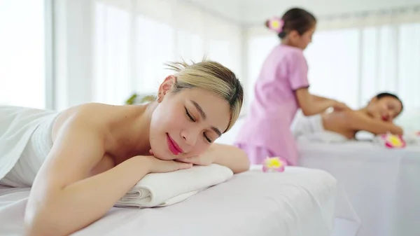 Закройте Лицо Расслабленной Молодой Азиатки Лежащей Спа Кровати Закрытыми Глазами — стоковое фото