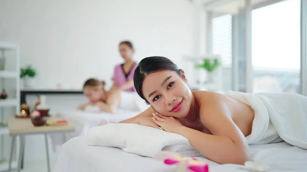Lachend Gezicht Van Ontspannen Jonge Aziatische Vrouw Witte Handdoek Liggend — Stockfoto