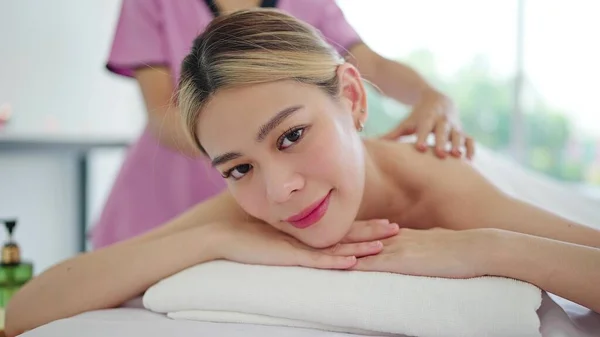 Zamknij Twarz Pięknej Azjatki Leżącej Łóżku Masażu Uśmiechniętej Kamery Salonie — Zdjęcie stockowe
