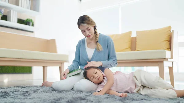 Mãe Asiática Bate Cabeça Filha Enquanto Dorme Colo Sala Estar — Fotografia de Stock
