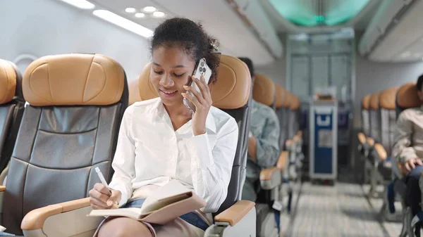 Mladá Afroameričanka Sedí Sedadle Letadle Mluví Smartphonem Píše Knihy Mladá — Stock fotografie