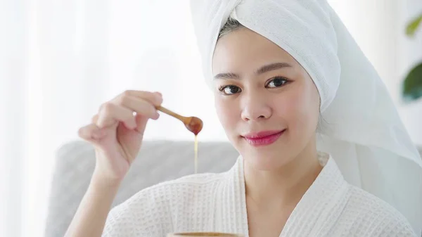 Zamknij Twarz Pięknych Młodych Azjatyckich Kobiet Ręczniku Głowie Korzystających Zabiegu — Zdjęcie stockowe