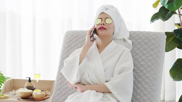 Piękna Młoda Azjatka Szlafroku Turban Ręcznikowy Rozmawiając Przez Smartfona Podczas — Zdjęcie stockowe