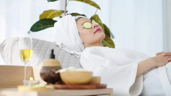 Piękna Kobieta Nosząca Ręcznik Głowie Leżąca Łóżku Spa Relaksująca Się — Zdjęcie stockowe