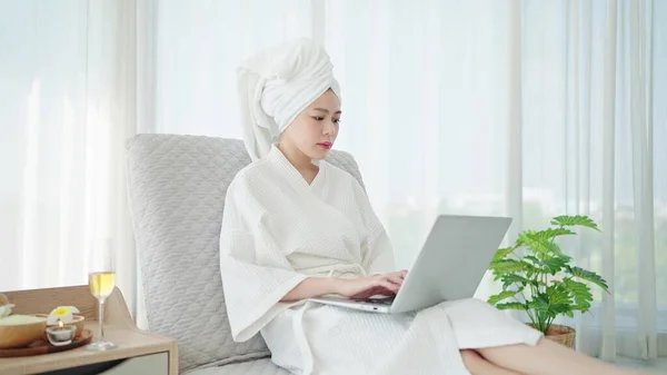 Młoda Azjatka Szlafroku Ręczniku Głowie Korzystająca Laptopa Rano Łóżku Kobiety — Zdjęcie stockowe