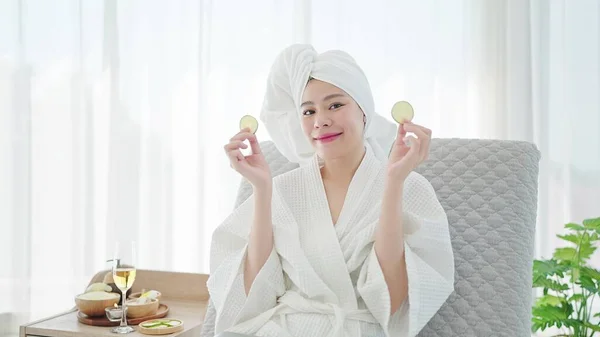 Piękna Młoda Azjatka Szlafroku Turban Ręcznikowy Trzymając Świeże Plastry Ogórka — Zdjęcie stockowe