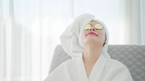 Blisko Kobieta Szlafroku Turban Ręcznik Leżący Kanapie Podczas Relaksu Świeże — Zdjęcie stockowe