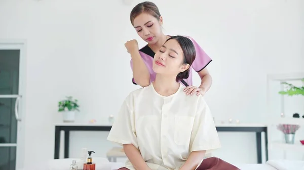 Asiatisk Ung Kvinna Sitter Massagesäng Och Känner Sig Avslappnad Axel — Stockfoto