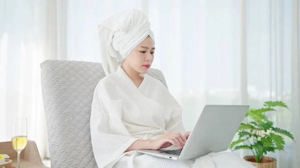 Junge Asiatin Bademantel Und Handtuch Auf Dem Kopf Und Morgens — Stockfoto