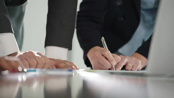 İş adamlarının elleri kapalı. Toplantı masasında şirketin mali durumunu açıklıyorlar. İş ekibi ofis toplantı odasında çalışıyor ve tartışıyorlar. İş toplantısı konsepti