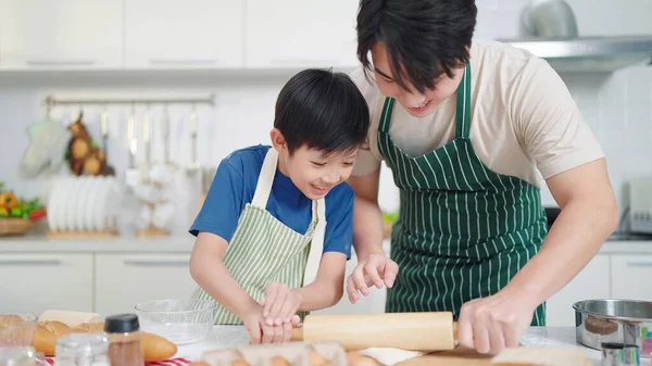 Азиатский Отец Одиночка Учит Сына Использовать Скалку Приготовления Пищи Выпечки — стоковое фото