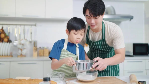 Азиатский Отец Одиночка Обучает Сына Кулинарии Выпечке Проводить Время Вместе — стоковое фото