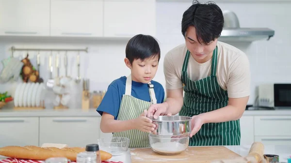 Aziatische Alleenstaande Vader Onderwijs Zoon Koken Bakken Tijd Doorbrengen Samen — Stockfoto