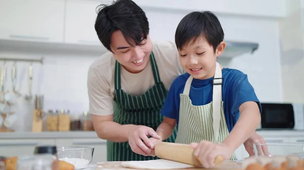 Азиатский Отец Одиночка Учит Сына Использовать Скалку Приготовления Пищи Выпечки — стоковое фото
