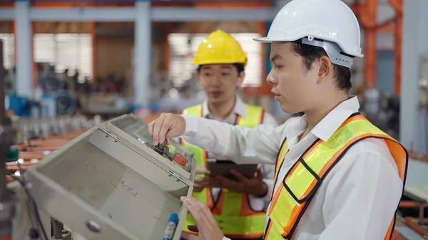 Due Ingegneri Professionisti Uomini Sicurezza Uniforme Lavoro Controllo Manutenzione Macchina — Foto Stock
