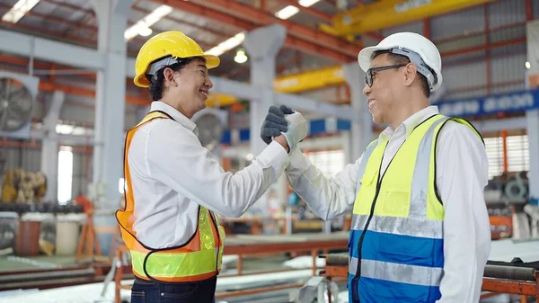 Zwei Professionelle Asiatische Männer Ingenieur Oder Techniker Arbeiter Sicherheitsuniform Stehen — Stockfoto