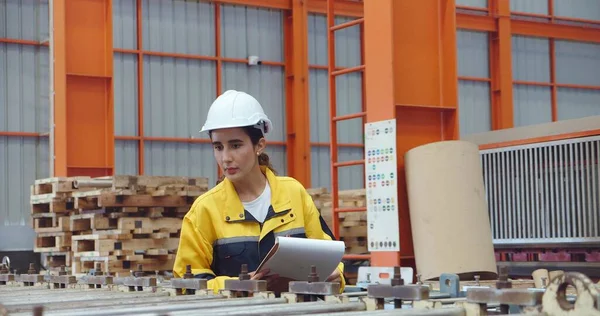 Jovens Mulheres Técnicas Latinas Segurança Chapéu Duro Segurando Prancheta Trabalhando — Fotografia de Stock