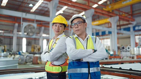 Dois Profissionais Asiáticos Técnicos Homens Segurança Chapéu Duro Com Braços — Fotografia de Stock