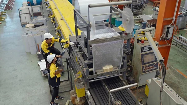 Fabrikada Çalışan Iki Sanayi Işçisi Fabrikada Metal Üretimi Için Makineleri — Stok fotoğraf
