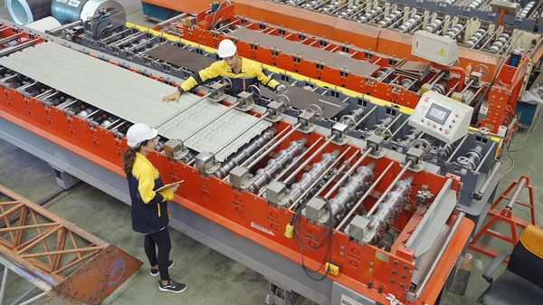 Инженеры Технологи Демонстрируют Процесс Производства Машин Производства Металлической Крыши Руководительнице — стоковое фото