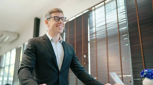 Cara Sorridente Jovem Empresário Caucasiano Feliz Terno Usando Óculos Masculino — Fotografia de Stock