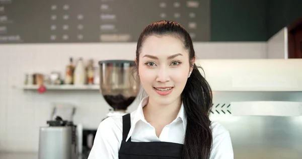 迷人的年轻美丽的亚洲女人的画像 穿着围裙 笑着看着相机在咖啡店柜台 咖啡店主概念 — 图库照片
