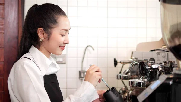 Jovens Mulheres Asiáticas Barista Avental Preparando Café Cafeteria Conceito Proprietário — Fotografia de Stock