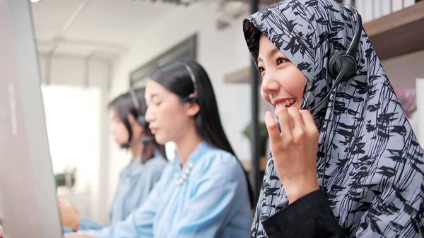 Lindo Operador Call Center Mulher Muçulmana Trabalhando Computador Escritório Mulheres — Fotografia de Stock