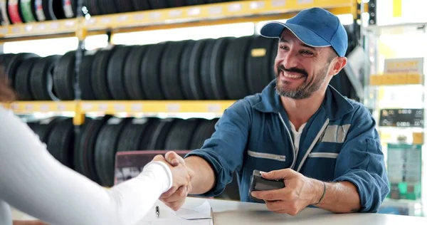 自動車修理店で顧客との均一な握手で幸せな自動車整備士の男 車のサービス メンテナンス ジェスチャーや男性の機械的コンセプト — ストック写真