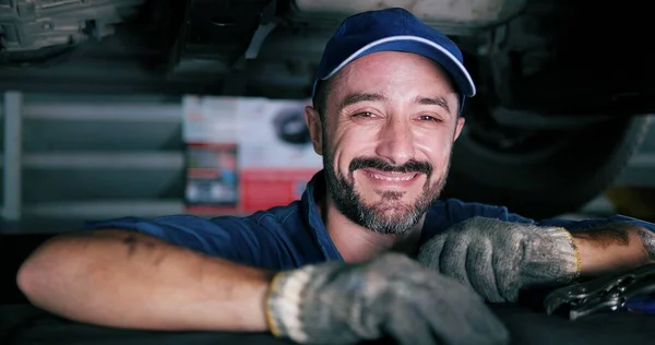 Zamknij Uśmiechniętą Twarz Mechanik Samochodowy Biały Mężczyzna Mundurze Patrząc Kamery — Zdjęcie stockowe