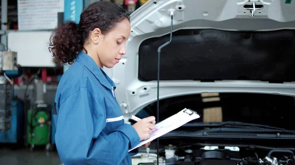 Mujer Mecánica Automotriz Uniforme Lista Verificación Mantenimiento Reparación Automóviles Portapapeles —  Fotos de Stock