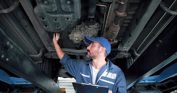 Caucasian Automotive Mechanic Man Uniform Holding Clipboard Checking Car Looking — Stock Photo, Image