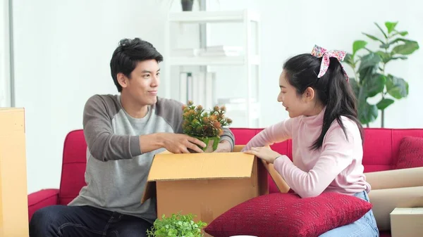 Счастливая Молодая Азиатская Пара Распаковывает Коробки Переезжает Новый Дом Переезжаю — стоковое фото
