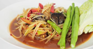 Tayland yemeği (Som Tum), baharatlı yeşil papaya salatası. Uzun fasulyeli Tayland yemeği papaya salatası ve beyaz tabakta mayalanmış balık. Tayland mutfağı baharatlı lezzet