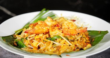 Tayland ulusal yemekleri, Karides Pad Thai. Tayland 'da sokak yemeği. Tayland usulü kızarmış erişte, karides ve sebzeli Pad Thai. Tayland mutfağı çok lezzetli.