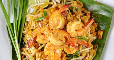 Tayland ulusal yemekleri, Karides Pad Thai. Tayland 'da sokak yemeği. Tayland usulü kızarmış erişte, karides ve sebzeli Pad Thai. Tayland mutfağı çok lezzetli.