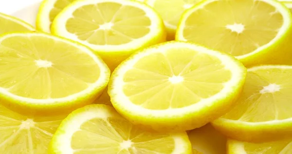 关闭新鲜柠檬片图案背景 柠檬在上面切成两半 鲜亮多汁的柠檬片 纹理背景 — 图库照片