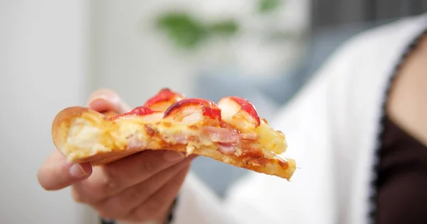 Close Hand Woman Holding Pizza Slice Fast Food Italian Kitchen — Stock Photo, Image