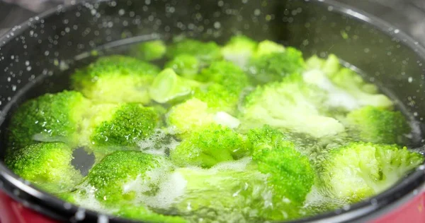 Tutup Brokoli Direbus Dalam Air Brokoli Hijau Segar Dimasak Konsep — Stok Foto