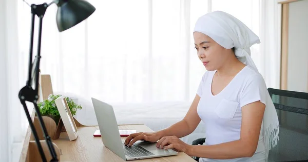 Türbanlı Asyalı Kanser Hastası Kadın Internette Doktorla Laptopta Sağlık Sorunları — Stok fotoğraf