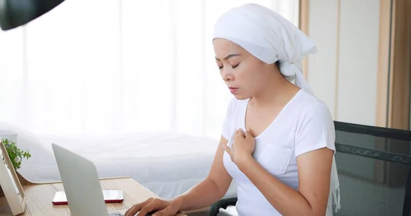 Kobieta Rakiem Azjatyckim Chustce Ból Klatce Piersiowej Podczas Pracy Laptopem — Zdjęcie stockowe