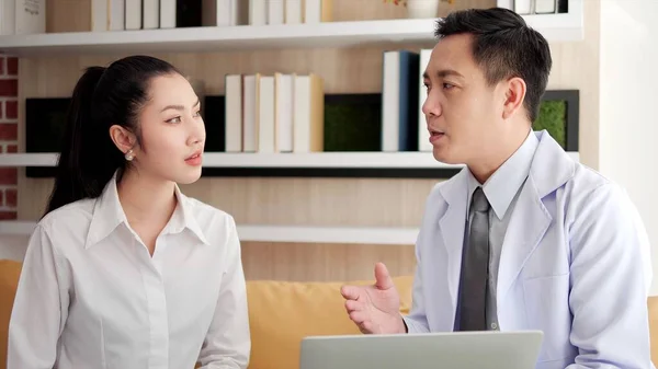 Asiatische Arzt Mann Besuchte Patientin Frau Und Mit Laptop Den — Stockfoto