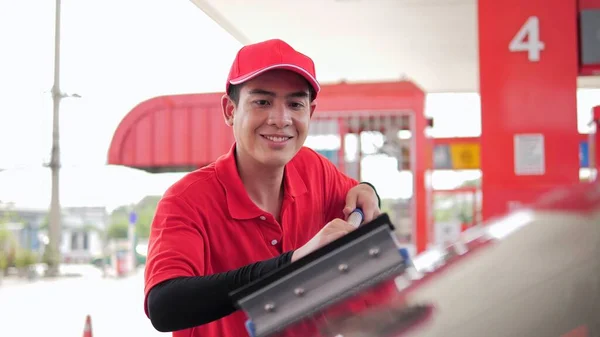 Joven Asiático Trabajador Gasolinera Ofrece Limpieza Del Parabrisas Limpieza Del — Foto de Stock
