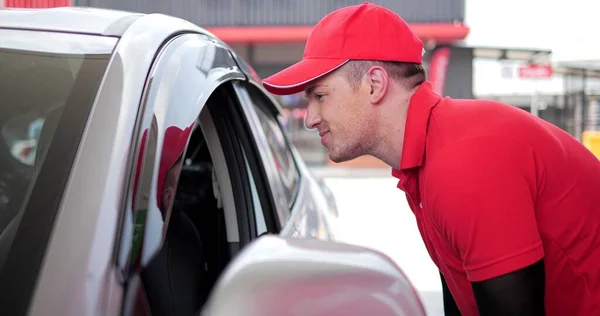 Tankstellenservice Kaukasische Männliche Arbeiter Roter Uniform Unterhalten Sich Mit Kunden — Stockfoto