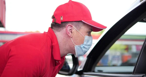 Tankstellenservice Kaukasische Männliche Arbeiter Roter Uniform Mit Gesichtsmaske Sprechen Mit — Stockfoto