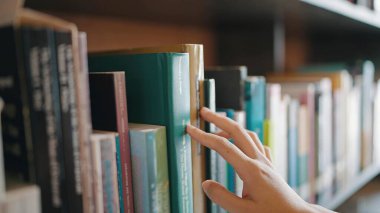 Kütüphanedeki kitaplıklardaki kitap için el aramasını kapat. Raftan bir kitap seçin. Kitapçıda bilgi eğitimi