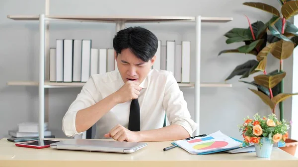 Молодой Азиатский Бизнесмен Чувствует Сонливость После Долгой Работы Зевнуя Время — стоковое фото