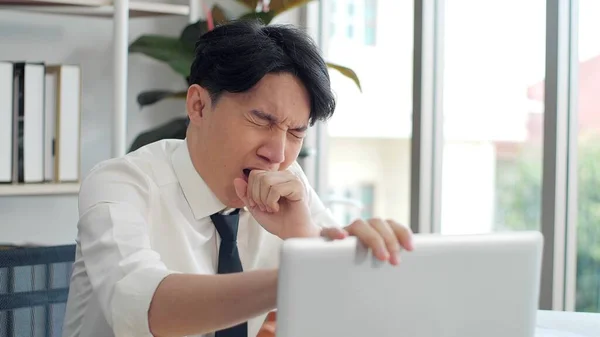 Erschöpfter Junger Asiatischer Arbeiter Gähnt Arbeitsplatz Geschäftsmann Der Laptop Zum — Stockfoto