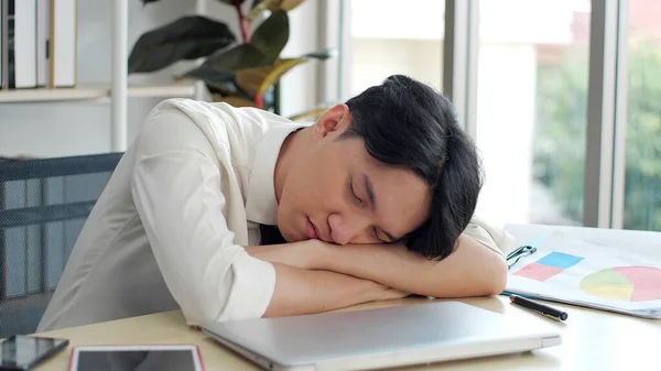 Измученный Уставший Молодой Азиатский Офисный Работник Засыпает Столе Сверхурочной Работы — стоковое фото